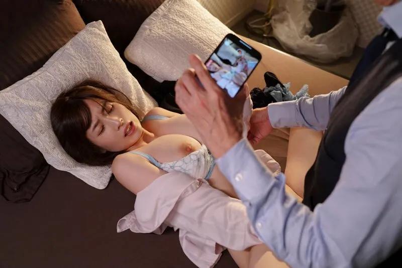 Tiền bối chuốc thuốc em thư ký bắt quan hệ cả đêm khi đi công tác xa